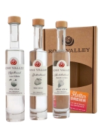 3 Flaschen 100ml Rose Valley vor der Verpackung stehend