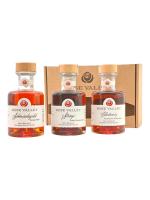 3 Flaschen Rose Valley Kräuterlikör vor der Kräutersturm Taste Box stehend